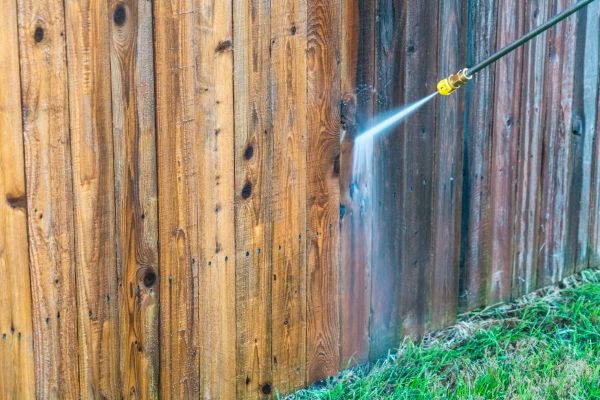 Fence Washing in Waukesha